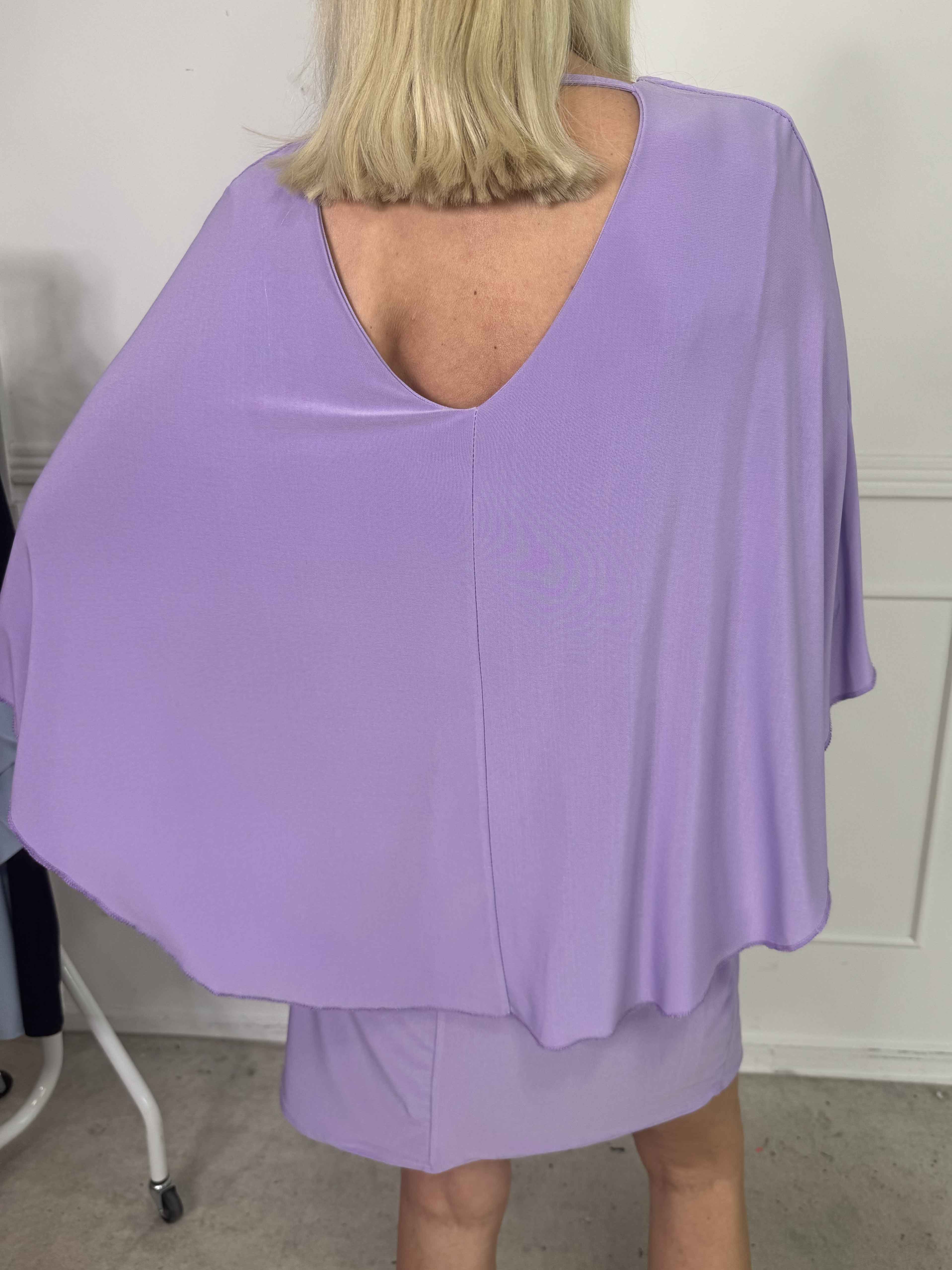 Sus - Kjole med kappe og dyb ryg